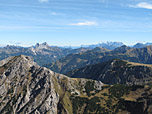 Links hinten Gimpel und Köllenspitze, rechts die Zugspitze