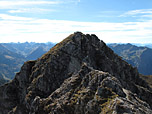 Blick vom Gipfelkreuz zum höchsten Punkt des Ponten