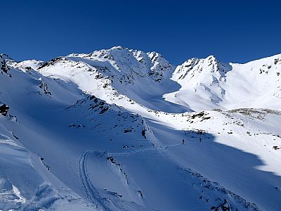 .... hinter der es in einen kleinen Talkessel geht.