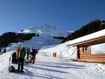 Hinter dem Alpen-Gasthof Praxmar starten wir unsere Tour
