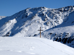 Am Ende der Rodelbahn passieren wir ein Kreuz