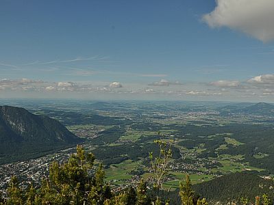 Blick vom Gipfelkreuz auf Bayerisch Gmain