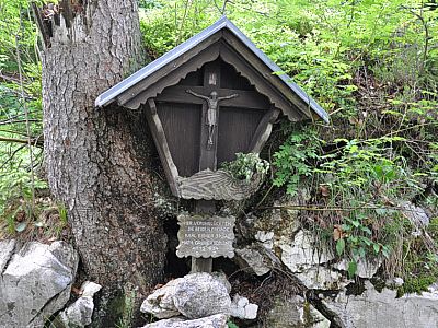 Wir passieren ein Wegkreuz