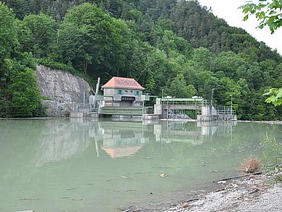 Stauwehr am Ende des Saalachsee.