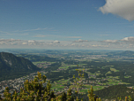 Blick vom Gipfelkreuz auf Bayerisch Gmain