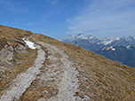 Über einen Karrenweg wandern wir hinauf...