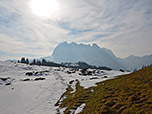 Von der Alm spazieren wir über kuppiges Wiesengelände...