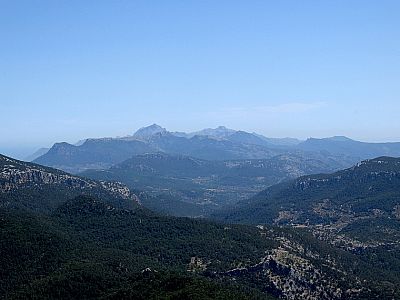Im Nordosten die Gipfel des Tramuntana Gebirges