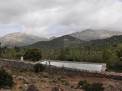 Wir passieren ein Wasserreservoir bevor wir ...