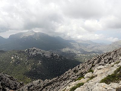 Der Ausblick zurück nach Südwesten Richtung Kloster Lluc