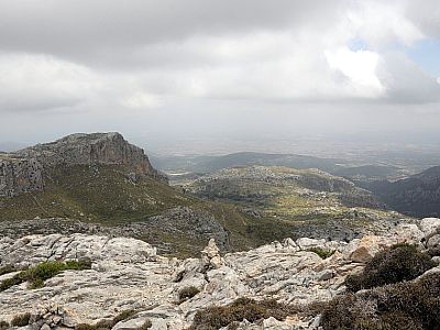 Einzelne Steinmännchen weisen uns den Weg