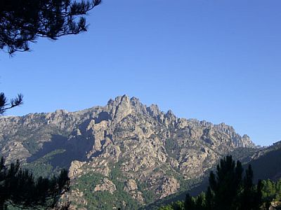 Bavello von der Passstraße aus gesehen