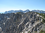 Hinten der Wilde Kaiser mit Ackerlspitze, Karlspitzen und Ellmauer Halt