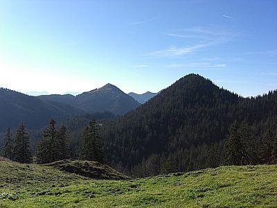 Hinten links der Jochberg