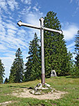 Das große Holzkreuz am Pessenbacher Joch