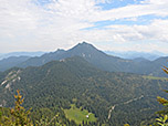 Die Benediktenwand dominiert das Panorama im Osten