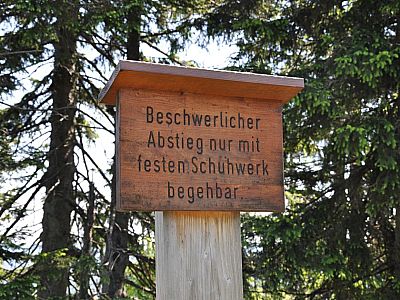 Hinweisschild für den Abstieg.