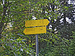 Auf einer Lichtung treffen wir auf einen Wegweiser