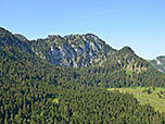 Im Hintergrund spitzt der Wendelstein hervor