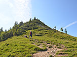 Wir wandern zu einem Vorgipfel der Rampoldplatte empor und queren rechtshaltend vorbei
