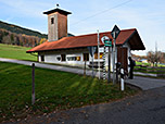 Links am Feuerwehrhaus in St. Margarethen...