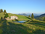 Blick vom Gipfel über die Huberalm zum Kaisergebirge