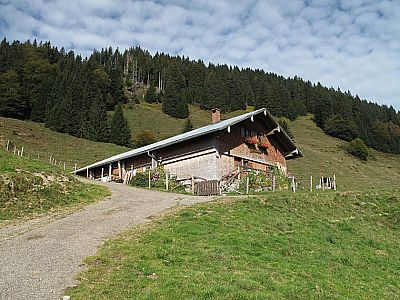 Vorbei am ersten Gebäude...