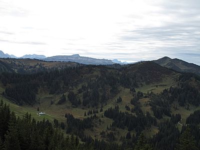 Links zeigen sich die Gottesackerwände und der Hohe Ifen