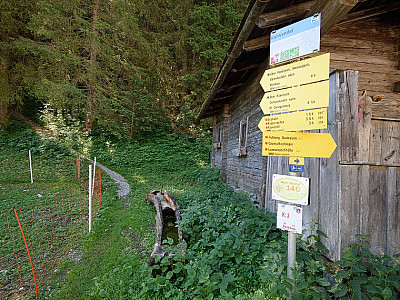 Schon nach wenigen Metern biegen wir links ab