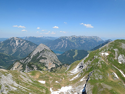 Der Ausblick nach Nordosten zum Rofangebirge