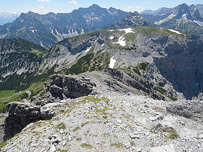 Über den Grat nach Südwesten steigen wir zum Sunntiger-Sattel ab