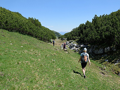 Nach Osten steigen wir ab zur Naudersalm...