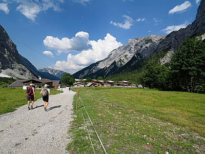 Auf der breiten Forststraße spazieren wir zu den Häusern der Gramaialm