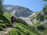 Rechts der Kaserjochspitze steigen wir wieder auf