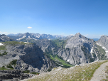 Links vom Sonnjoch zeigt sich ganz im Westen die Birkkarspitze