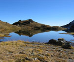 ... zu einem kleinen Bergsee