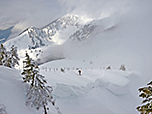 Nervenstarke Skifahrer starten bei der Wechte die Abfahrt zur Krottenthaler Alm