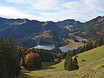 ...erblicken wir unter uns den Spitzingsee