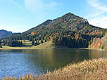 Blick über den See auf die Brecherspitz