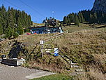 Nach der Alm geht es über eine Treppe hinauf