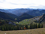 Mit Blick auf die Schönfeldalmen...
