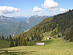 Blick hinunter zur Almhütte und zum ehemaligen Lifthäuschen