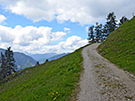 Wir erreichen einen Querweg