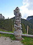 Kunstvoll geschnitzte Holzfiguren...