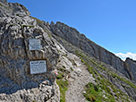 Wir queren rechts an einem Felsen vorbei...