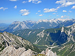 Rechts von der Bildmitte zeigt sich der Karwendelhauptkamm