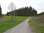 Nach dem Überqueren der Landstraße...