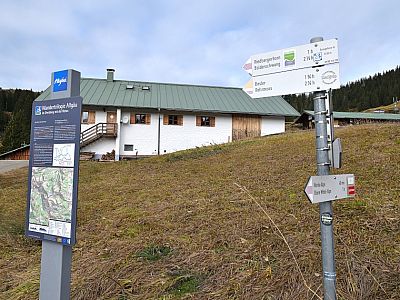 Vom großen Parkplatz aus starten wir nach Westen