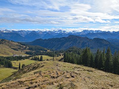 Allgäuer Bergberühmtheiten wie der Große Krottenkopf und die Mädelegabel  zeigen sich im Südosten