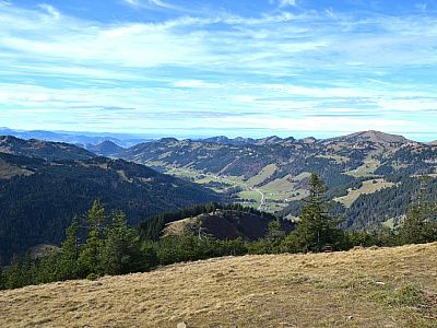 Im Westen reicht der Blick am Hochgrat vorbei bis zum Bodensee